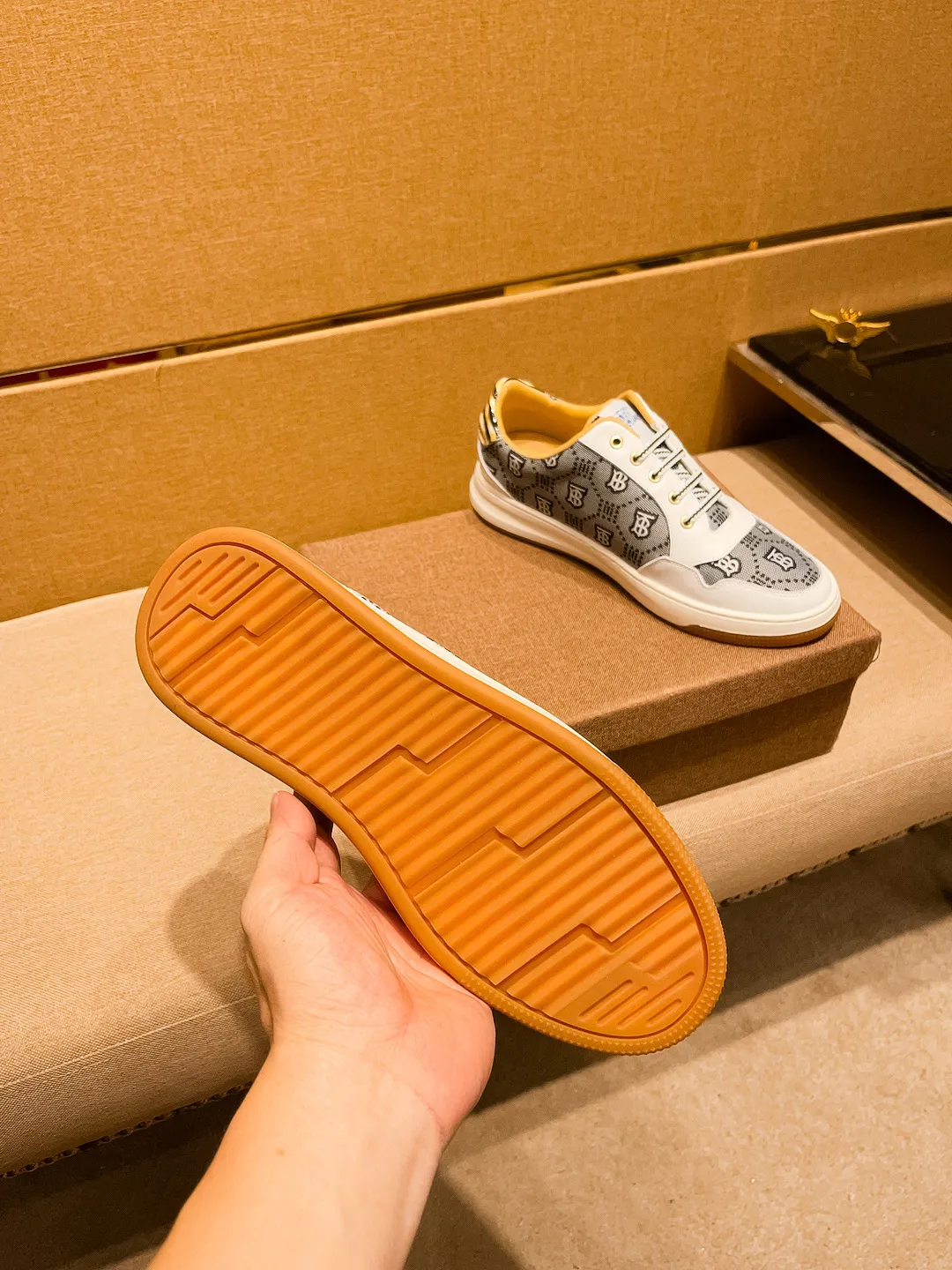 Men's shoes💰 400💰[LV]🔥Louis Vuitton, high-end men's shoes brand, official website 1:1 latest masterpiece: the upper is made of Italian imported first-layer cowhide with a comfortable and breathable lining➕original non-slip and wear-resistant outsole🔥, making walking more convenient and comfortable! An exclusive new model, a stunning work, a beautiful 1:1 replica [color] compared to the official quality! Create a fashionable personality to set off your uniqueness! A must-have for trendy men! Classic 🔥Size: 38-44 Color: 🔥 2⃣️colors available🔥.